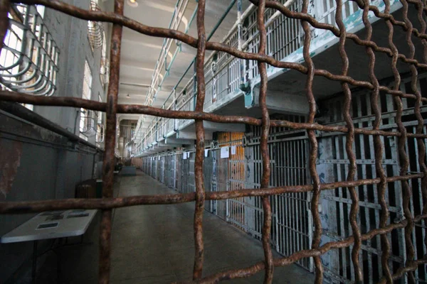 Alcatraz监狱生锈的金属门 — 图库照片
