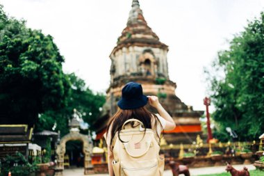 Asyalı gezgin, Tayland 'ın Chiang Mai şehrindeki Wat Lok Moli Tapınağı' nın Pagoda 'sına bir fotoğraf çek.