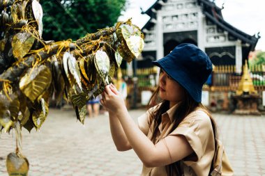 Asyalı gezgin, Tayland 'ın Chiang Mai şehrindeki Wat Lok Moli Tapınağı' nın Pagoda 'sına bir fotoğraf çek.