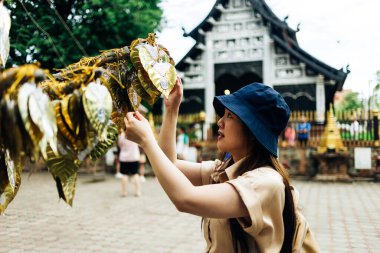 Asyalı gezgin, Tayland 'ın Chiang Mai şehrindeki Wat Lok Moli Tapınağı' nın Pagoda 'sına bir fotoğraf çek.