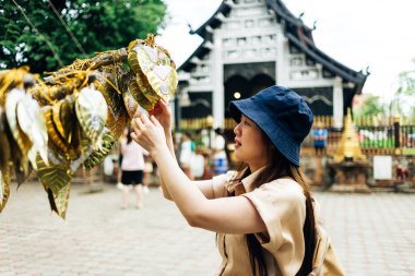 Asyalı gezgin, Tayland 'ın Chiang Mai şehrindeki Wat Lok Moli Tapınağı' nın Pagoda 'sına bir fotoğraf çek.