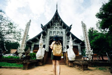 Asyalı gezgin, Tayland 'ın Chiang Mai şehrindeki Wat Lok Moli Tapınağı' nın Pagoda 'sına bir fotoğraf çek.