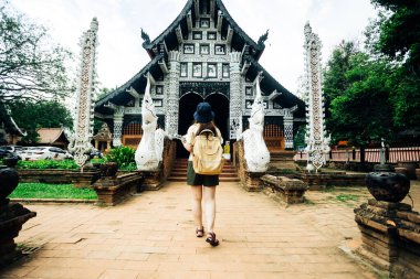 Asyalı gezgin, Tayland 'ın Chiang Mai şehrindeki Wat Lok Moli Tapınağı' nın Pagoda 'sına bir fotoğraf çek.