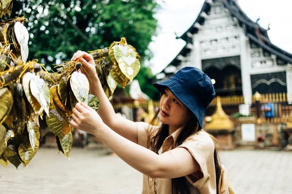 Ασιάτης Ταξιδιώτης Τραβήξτε Μια Φωτογραφία Στην Παγόδα Του Ναού Wat — Φωτογραφία Αρχείου