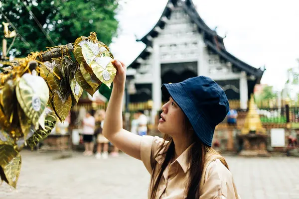 Asyalı gezgin, Tayland 'ın Chiang Mai şehrindeki Wat Lok Moli Tapınağı' nın Pagoda 'sına bir fotoğraf çek.