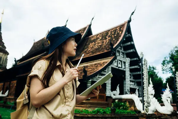 Tayland 'ın Chiang Mai bölgesindeki Ok Moli tapınağında tabletli Asyalı gezgin kadın.