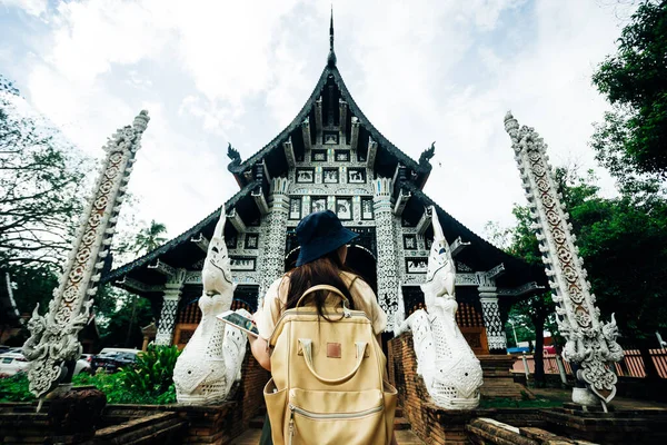 Asyalı gezgin, Tayland 'ın Chiang Mai şehrindeki Wat Lok Moli Tapınağı' nın Pagoda 'sına bir fotoğraf çek.