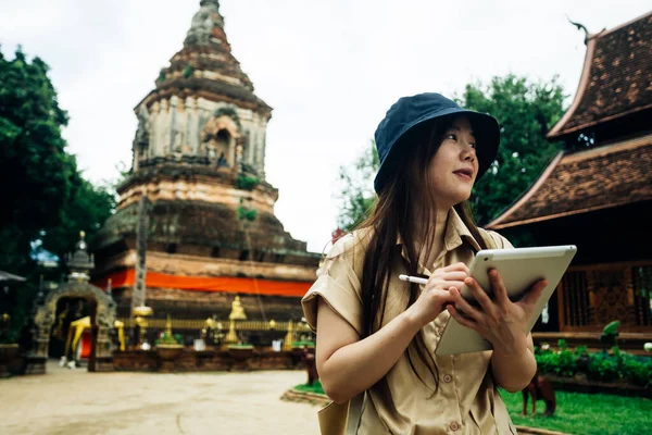 チェンマイのオークモリ寺院でタブレットを持つアジアの旅行者女性 — ストック写真