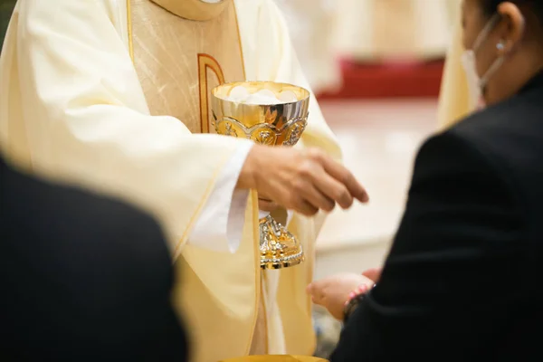 Sacerdote Celebra Missa Igreja — Fotografia de Stock