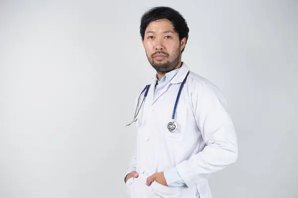 Asiatisk Mand Doktor Uniform Hvid Baggrund Hospitalet - Stock-foto