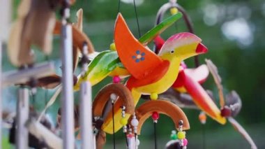 Arka planda güzel deniz kabukları rüzgarda hediyelik eşyalar