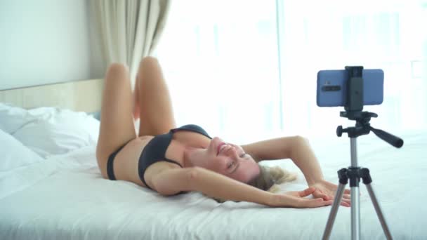 Jovem Mulher Sexy Posando Frente Câmera Trabalhando Como Modelo Webcam — Vídeo de Stock