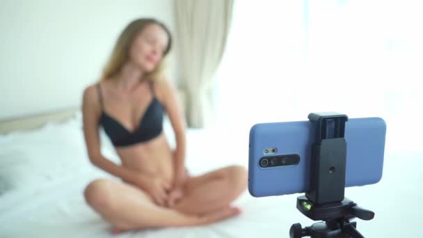 카메라 포즈를 취하고 모델로 일하고 있습니다 온라인 인터넷 에서의 — 비디오