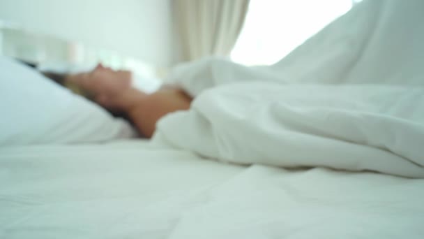年轻的性感女人躺在被子下面 一边摸着自己一边自慰 高质量的4K镜头 — 图库视频影像