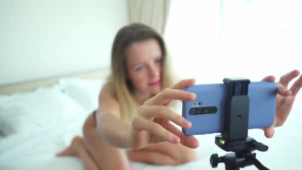 Joven Mujer Sexy Posando Delante Cámara Trabajando Como Modelo Webcam — Vídeo de stock