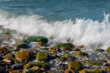 Dalgalar kayalara çarpıyor..