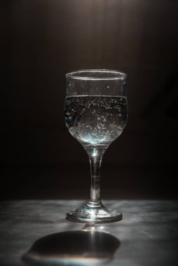 Siyah arkaplanda boş bir bardak su