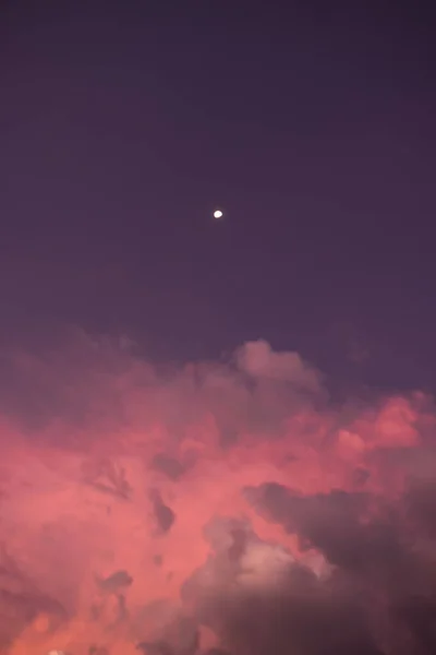 Ночное Небо Облаками Луной Небе Красочное Небо — стоковое фото