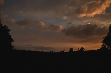 Bulutlar, Nehir kenarındaki Günbatımında Renkli Bulutlar