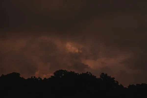 Ciel Dramatique Avec Nuages Sombres Silhouettes Arbres — Photo