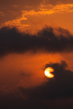Ufkun üzerinde büyüleyici bir günbatımı, turuncu bir parlama, kızıllar ve pembelerle dolu huzurlu bir gökyüzünü aydınlatıyor. Doğanın güzelliğine çarpıcı bir bakış..