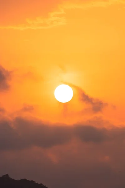 Nefes kesen bir günbatımı gökyüzünü canlı portakallar ve pembelerle boyar, başka hiçbir ortama benzemeyen sakin bir güzellik yayar..