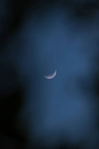 Huzurlu, huzurlu bir gece göğünde yıkanan hilal, parlak ışığıyla karanlık bulutları aydınlatır. Doğanın görkemini ve uzaydaki yerimizi güzel bir hatırlatıcıdır..