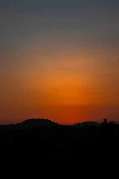 Renkli Dağların Üzerinde Sakin Günbatımı Silueti