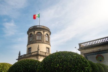 Meksika 'da bayrağı olan tarihi bir Chapultepec Kalesi.