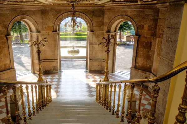 墨西哥查普尔特佩克城堡精致的楼梯 — 图库照片