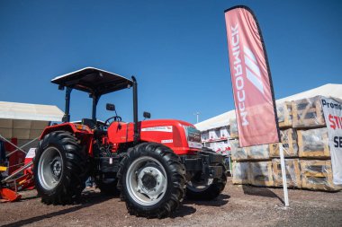 Modern bir tarımsal kırmızı traktör S-max 75-90 McCORMICK