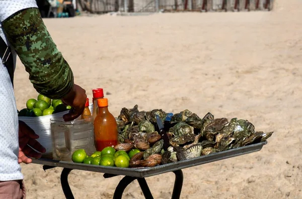 Een Man Die Verse Oesters Bereidt Mexico Beach — Stockfoto