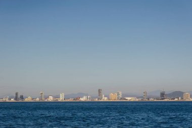 Bir Meksika Mazatlan plajı ve ufuk çizgisi