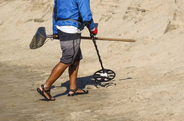 Homem Com Detector Metais Numa Praia Areia — Fotografia de Stock