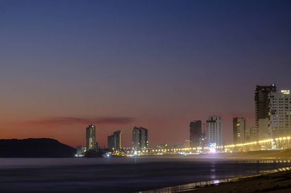Mazatlan Sinaloa Strand Natten Med Lysande Stad Bakgrunden — Stockfoto