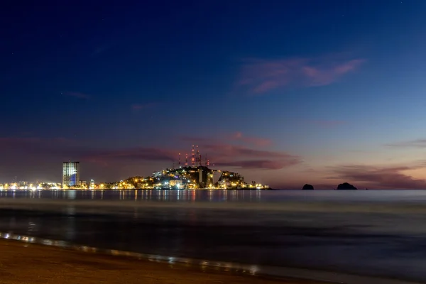 Mazatlan Sinaloa Plaży Nocy Jasnym Miastem Tle — Zdjęcie stockowe