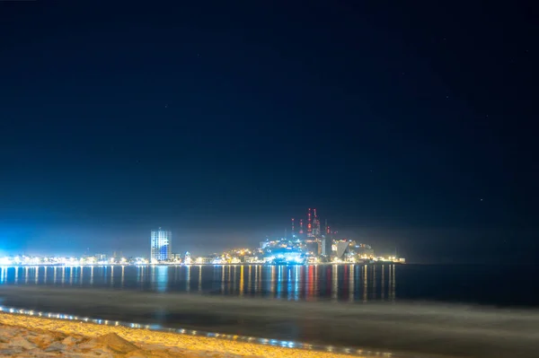 Uma Praia Sinaloa Mazatlan Noite Com Cidade Luminosa Fundo — Fotografia de Stock
