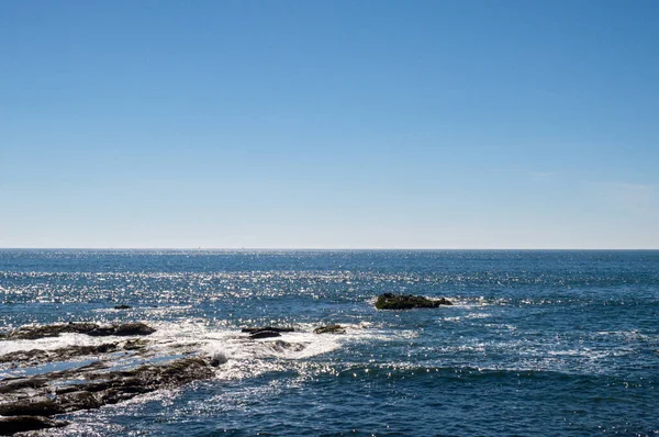 有岩石海岸线的蓝色海 — 图库照片