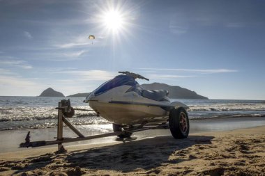 Bir Mazatlan, Sinaloa, Meksika, 11 Kasım 2022: Bir karavanda suya indirilen jet ski