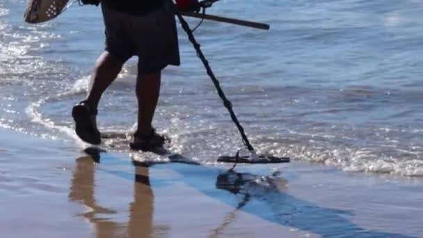 Uomo Con Metal Detector Una Spiaggia Sabbiosa — Video Stock