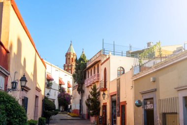 Santiago de Queretaro, Queretaro, Meksika - 09 Kasım 2022 Pasteur geçidi, Angela Peralta sokağının köşesi, romantik bir yer.