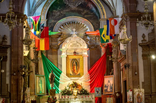 Santiago de Queretaro, Queretaro, Meksika - 09 Kasım 2022: Kilisenin içindeki Guadalupe Bakiresi ve Cemaat Sığınağı