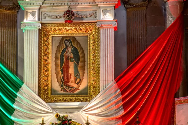 Santiago de Queretaro, Queretaro, Meksika - 09 Kasım 2022: Kilisenin içindeki Guadalupe Bakiresi ve Cemaat Sığınağı