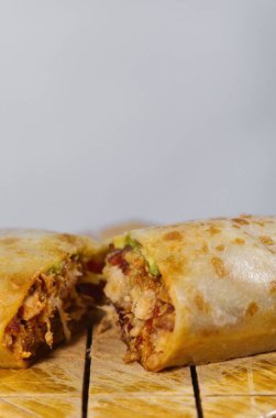 Meksika usulü et ve acı soslu burrito.