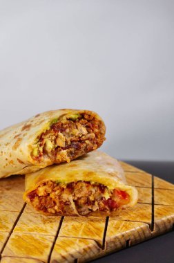Meksika usulü et ve acı soslu burrito.