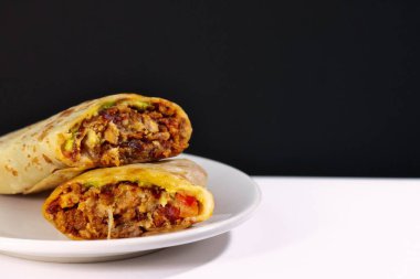 Meksika usulü et ve acı soslu burrito.