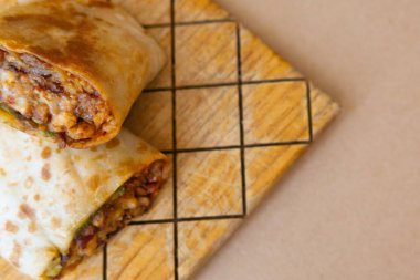 Meksika usulü et ve acı soslu burrito.