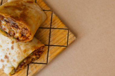 Meksika usulü et ve acı soslu burrito.