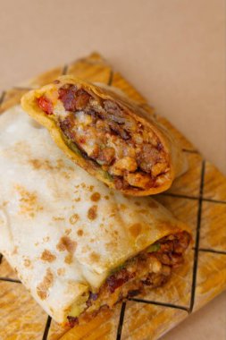 Meksika usulü et ve acı soslu burrito.