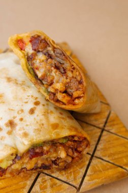 Meksika usulü et ve acı soslu burrito.